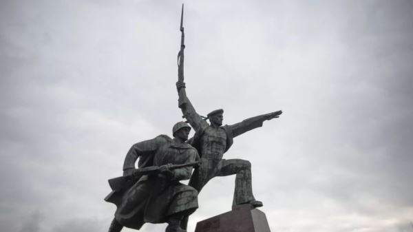 В Севастополе отреставрируют монумент «Солдат и Матрос»